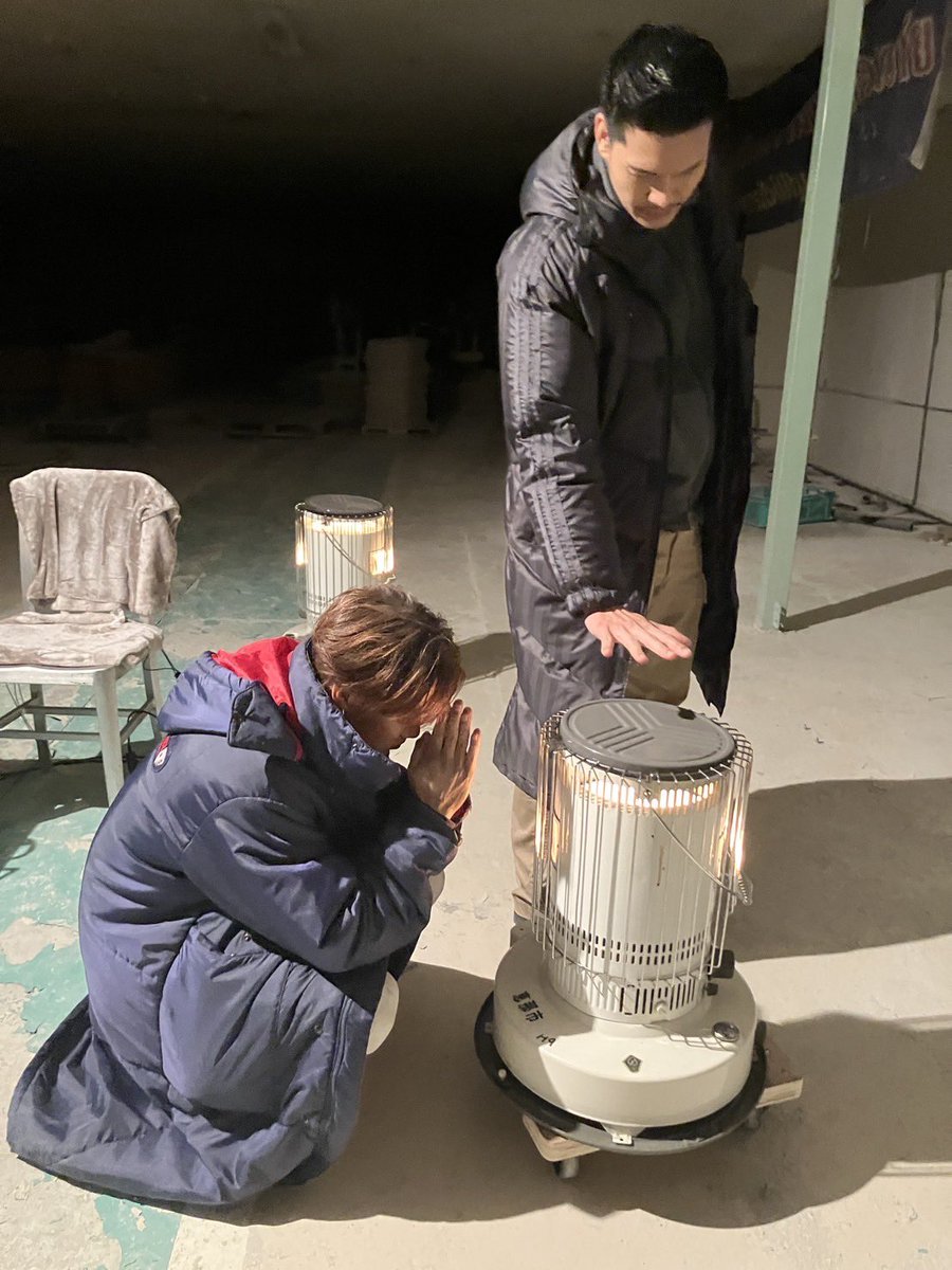 yellow_skrt's tweet photo. 撮影の裏風景です。
その日すごく寒くて、僕は本当に凍えそうなくらい寒かったです。
スタッフのみなさんがずっと気にかけてくださって、温かくしてくれて、本当にありがとうございました！ 🙏🏻🙏🏻💕 #vivant  #VIVANTep13 https://t.co/MWdWnfMG2M