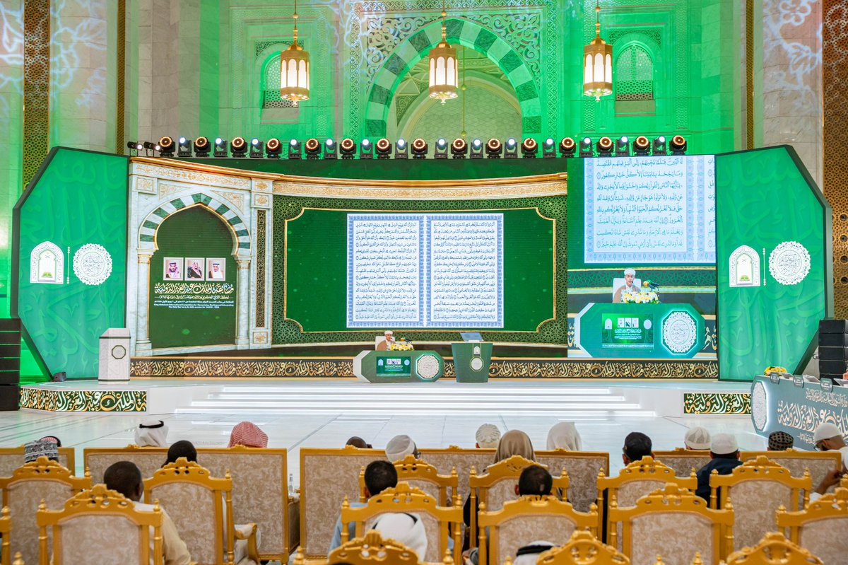 Saudi_Moia's tweet photo. هيأت وزارة #الشؤون_الإسلامية والدعوة والإرشاد عدد من الشاشات الرقمية العملاقة في قاعات التصفيات النهائية لـ#مسابقة_الملك_عبدالعزيز_الدولية في دورتها الـ46 لنقل تلاوات المشاركين والمشاركات مباشرة، وعرض صفحات المصحف وبيانات المتسابقين، بما يعزز تجربة الحضور ويوظف التقنية الحديثة في خدمة القرآن الكريم وأهله.

التفاصيل:
https://t.co/1espHxOUfw