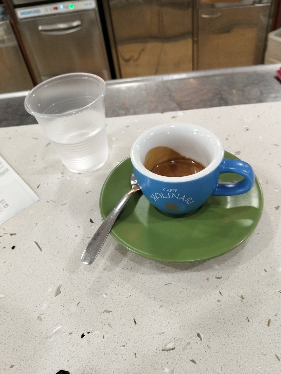 bbronskii's tweet photo. In Calabria il bicchiere d'acqua, gratuito, te lo danno senza chiederlo. https://t.co/3YVz89Pb3L