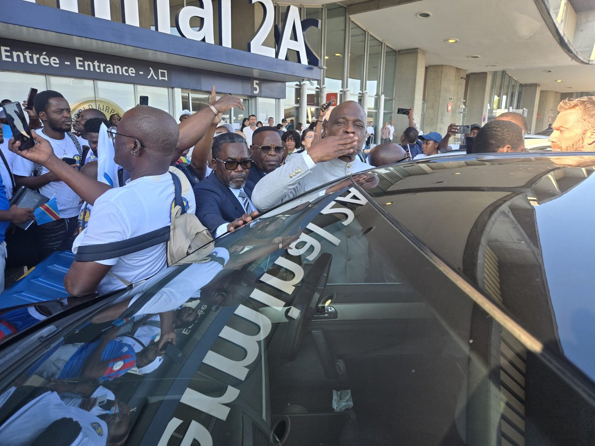 angelwealth74's tweet photo. Le Président élu, commandant  du peuple #MartinFayulu est en Europe pour des contacts diplomatiques cruciaux pour la #RDC. Son arrivée à Paris est marquée par un élan de soutien patriotique de la diaspora. Ces échanges sont essentiels pour notre pays. #ECiDé #DiplomatiePourLaRDC #soutien #AngelNtumbaKabengele #LaForceTranquille #DeboutNgaliema