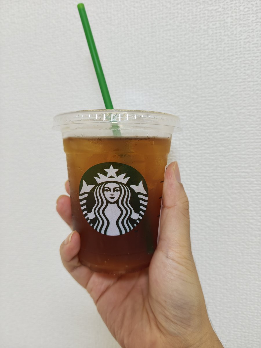 tray_returns's tweet photo. スタバでクリアコーヒーを試してみました。
一見コーヒーとは思えないほどクリアな見た目で、苦味が抑えられた軽い味わいです。
スッキリ飲みたい時に重宝しそうです。
#スタバ #クリアコーヒー #カフェタイム https://t.co/ygWc6idHJ3