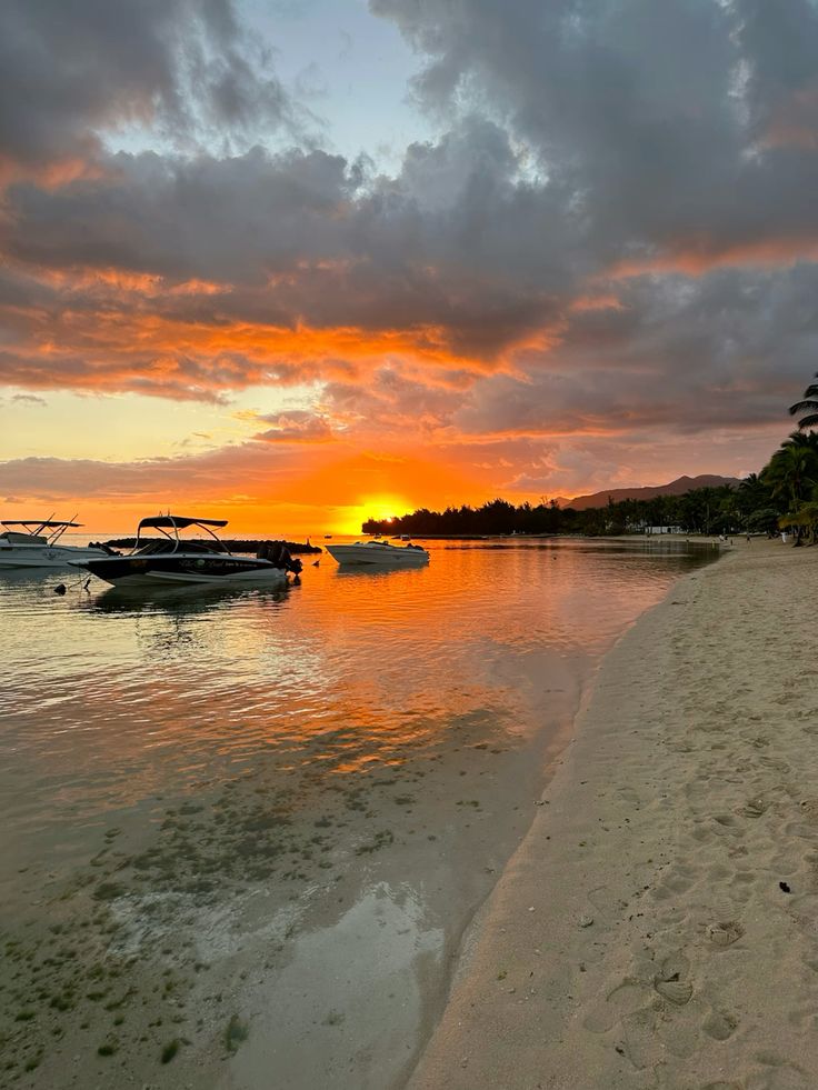 MauritiusGuide's tweet photo. 50 shades of sunset in Mauritius 😍 https://t.co/wSXMXsKqTh