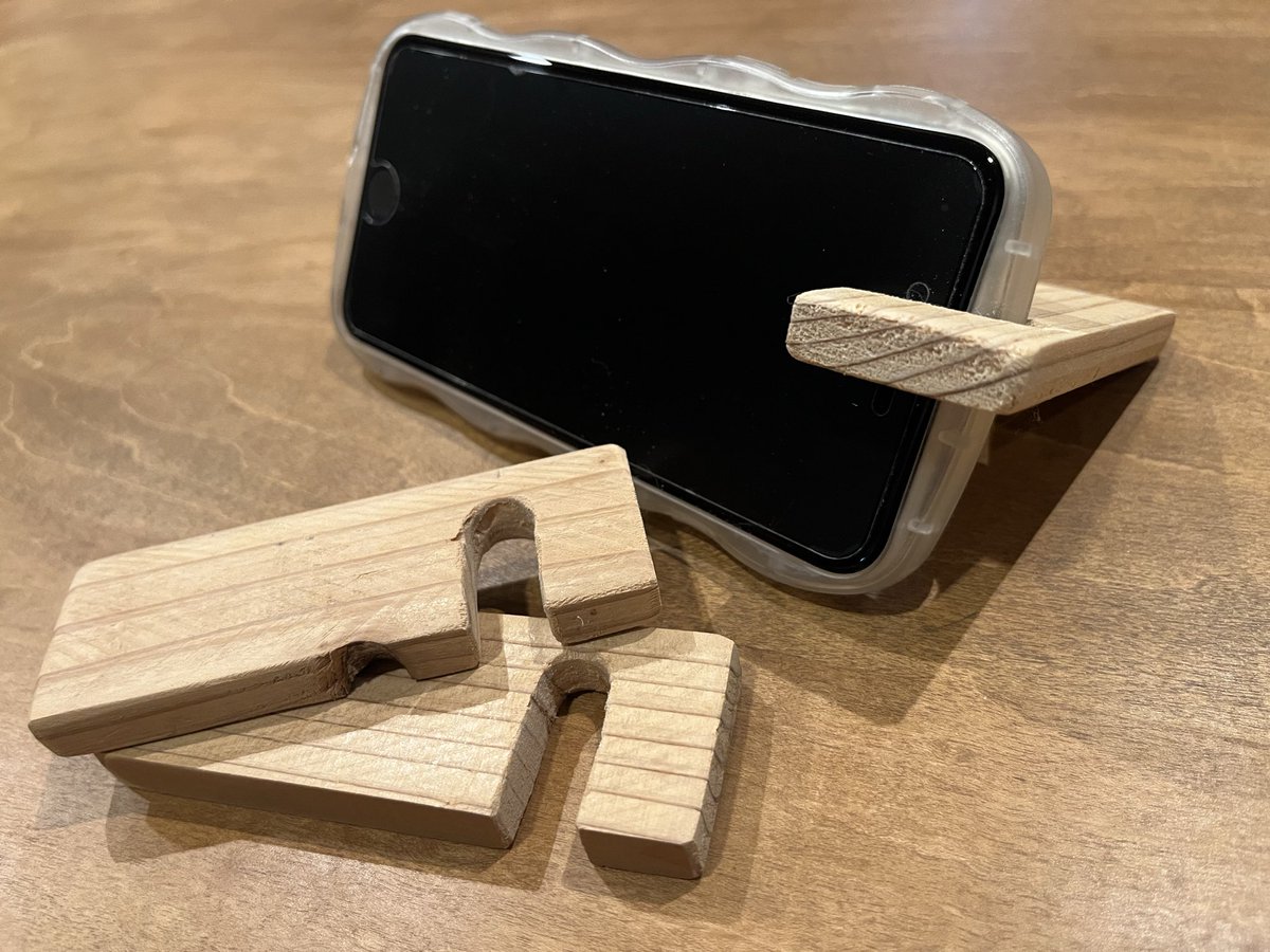 caddis46's tweet photo. 嫁さん仕様のスマホスタンドが割れちゃったらしいので量産してみた
木工ボンドでコーティングすれば強化になるかな？！
#スマホスタンド #スマホスタンド手作り #木工diy https://t.co/4XCZTd5iW7
