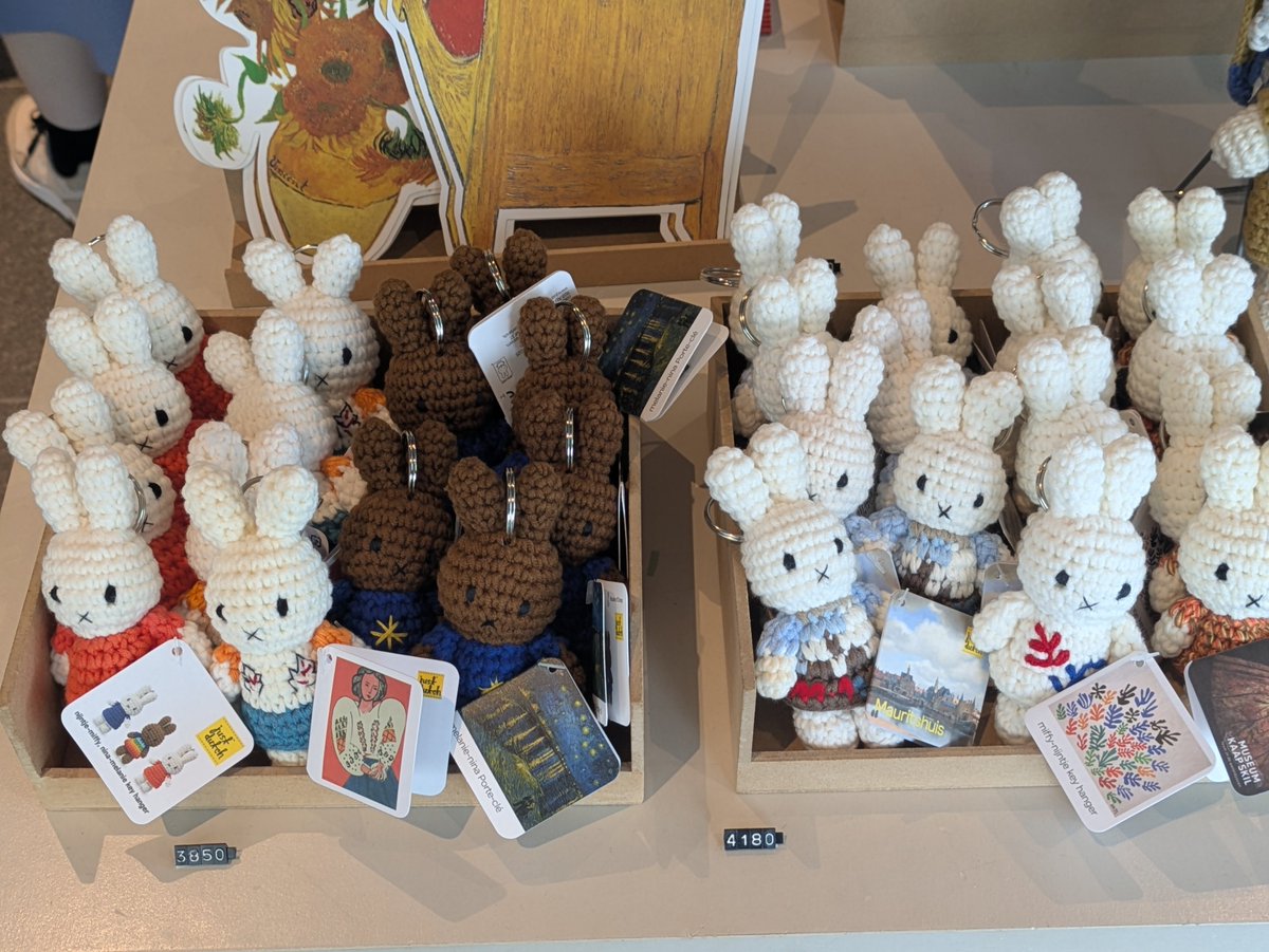 Jun_Ukon's tweet photo. 中之島美術館ではフェルメール展のグッズが一部販売。気が早いって😅
おすすめは真珠の耳飾りの少女の絵葉書。385円だけど見る角度で顔の向きが変わる仕様で、しっかりした作りでお得感がある。
その他ミッフィーちゃんグッズも。なお、フリーレンはありません。 https://t.co/L35HaBP6eE