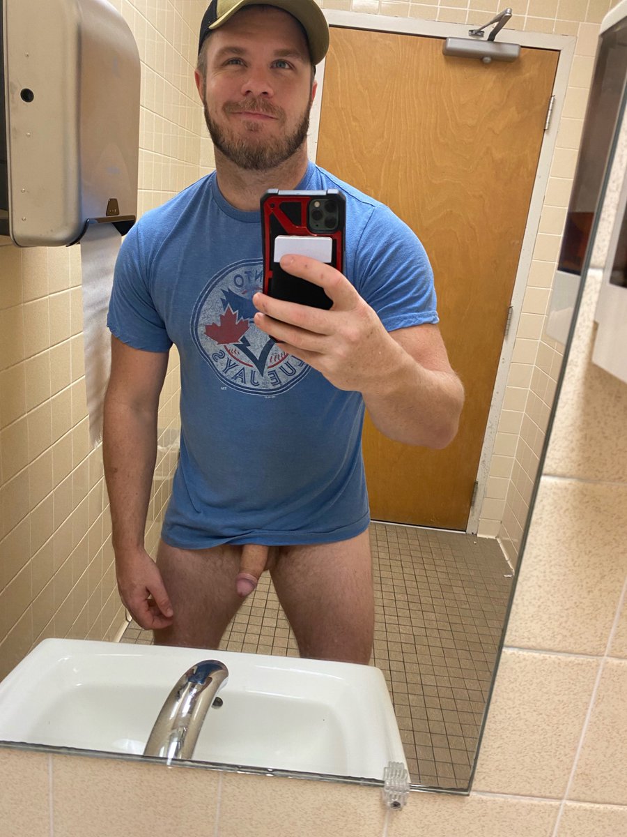 Jakethafuzzball's tweet photo. Bathroom goofin https://t.co/TonUv9TEMK