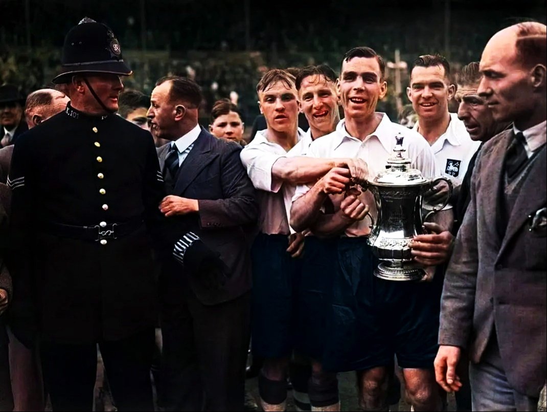 anglogalician's tweet photo. Se sorteó la segunda ronda de la @Carabao_Cup 

Todas las promesas de eliminatorias con morbo se fueron a la mierda.

Habrá que esperar por el Steel City Derby.

Por destacar:
- Nottingham Forest - Leeds.
- Preston North End - Everton, 30 millas no son nada. https://t.co/7Ecy6nREd9