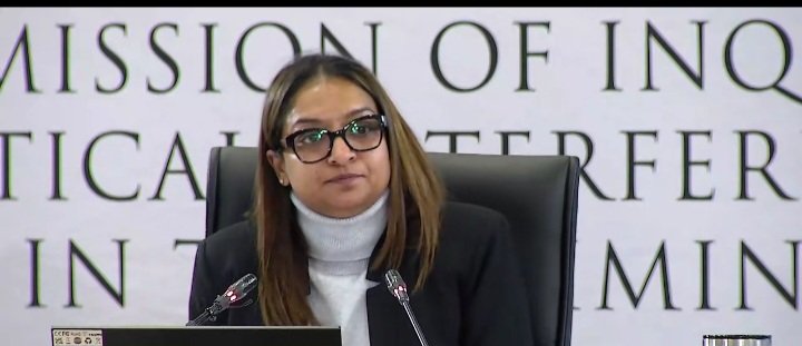 Pretty1_Vezi's tweet photo. Ms Ramnsamy is the General Mkhwanazi of IDAC. 😂

If you deny what you did, she comes back with the receipts. No escape, no hiding—just evidence after evidence.
#MadlangaCommission https://t.co/6cCeUUDCiV