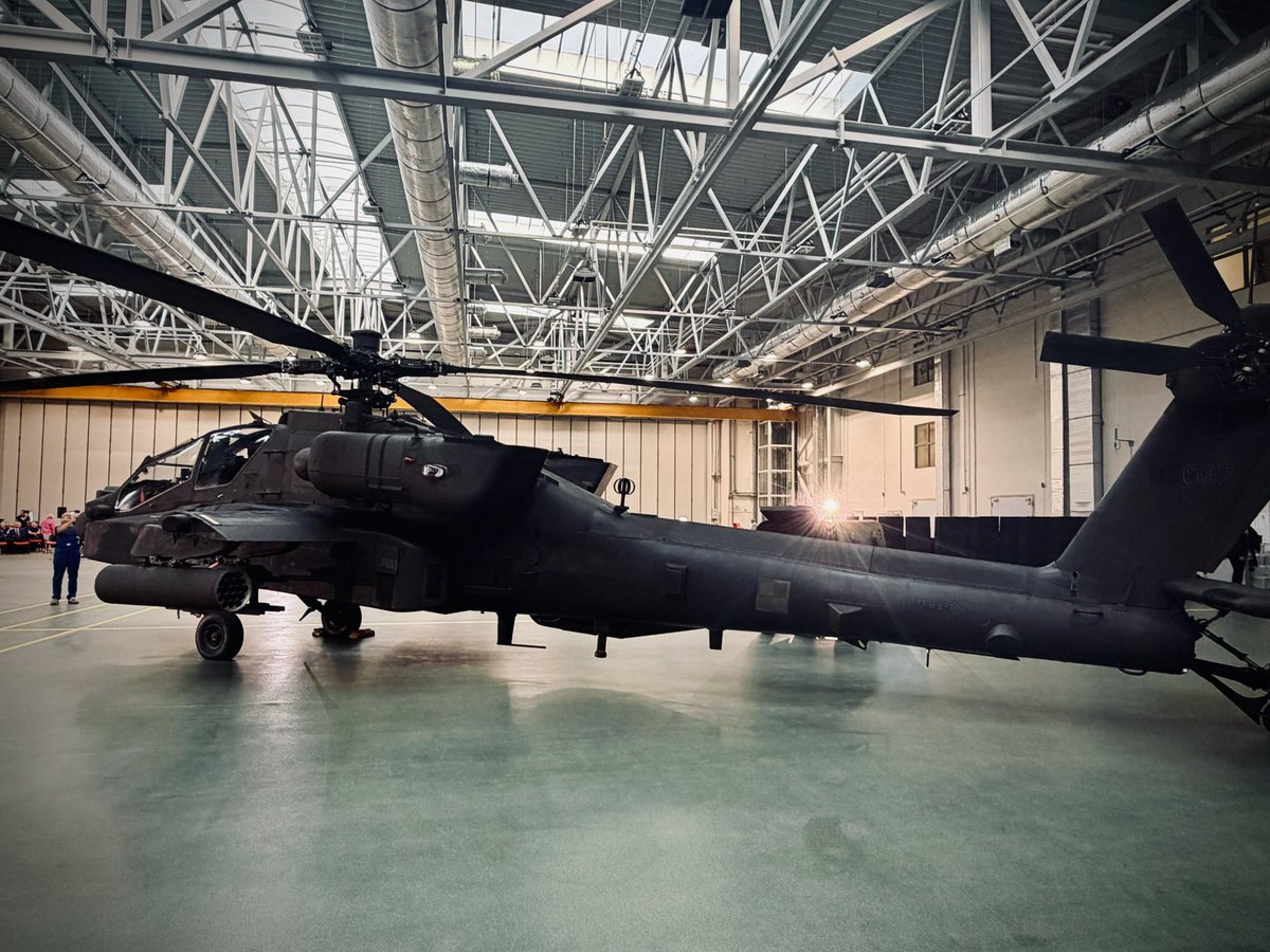 PGZ_pl's tweet photo. 🚁 96 Apache dla Polski z USA. Zaplecze do ich obsługi budujemy w kraju. 🇵🇱

Dzisiejsze umowy są kolejnym elementem większego projektu.
🔧 Boeing + WZL-1 – rozwój zdolności do obsługi, napraw i remontów platformy AH-64E.
👁️ Lockheed Martin + WZL-1 – kompetencje w zakresie obsługi i napraw systemów Gen 4 TADS/PNVS oraz radarów LONGBOW.
⚙️ Boeing + WCBKT – weryfikacja możliwości wykorzystania polskich urządzeń naziemnej obsługi przy Apache.
Po dostarczeniu wszystkich 96 AH-64E Polska będzie drugim największym użytkownikiem Apache na świecie po Stanach Zjednoczonych.

To nie koniec tego procesu. Przed nami umowy wykonawcze z @GeneralElectric. 

💪 Dlatego równie ważne jak zakup śmigłowców jest stworzenie krajowego zaplecza, które będzie wspierało ich eksploatację przez kolejne dekady. My to robimy!