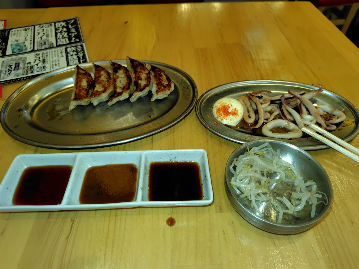 tosidan's tweet photo. 今日の晩酌は“餃子のかっちゃん”飲食。
つき出しのモヤシ＆イカ焼き＆餃子。餃子も美味しい。
飲みも1杯99円だから落ちついて飲める。 https://t.co/RYJPt6TEau