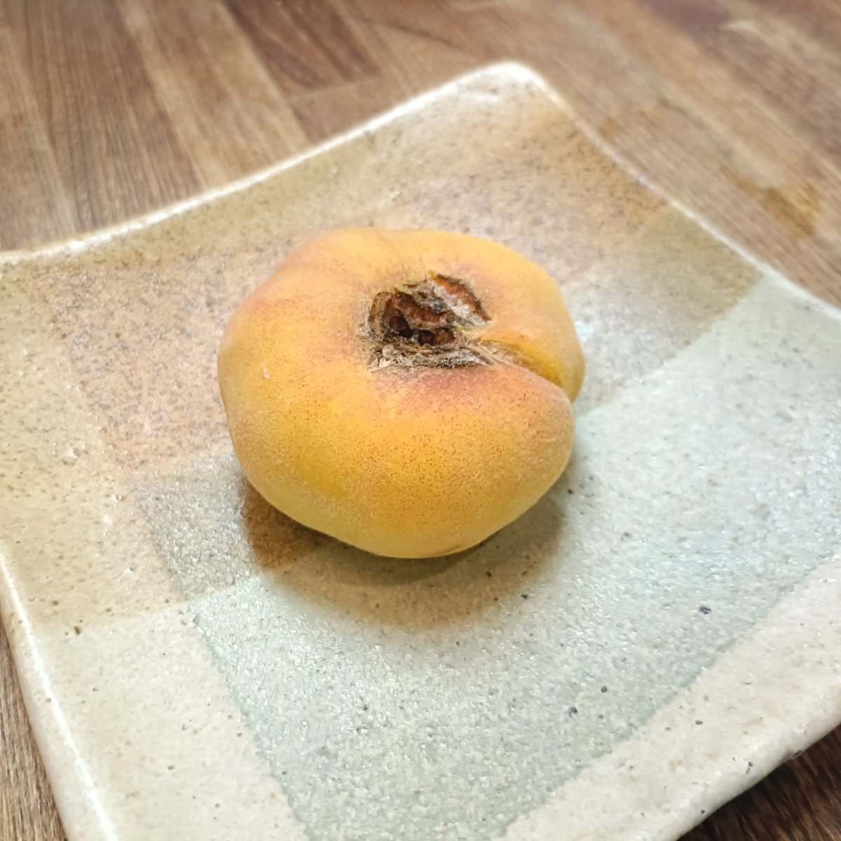 365nitiyasou's tweet photo. 蟠桃を剥いた https://t.co/mhO9QlUOuw