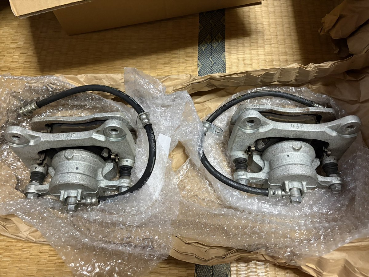 ZC33Sswift's tweet photo. スイフトスポーツZC33S
フロント純正ブレーキキャリパー、パッド、ディスクローター
リア純正ディスクローター、パッド
新車から1年12000km程使用しました
パッドも約7㎜〜8㎜程残っております
純正戻し、車検、補修用にどうでしょうか？
よろしくお願いします https://t.co/8Jti2CXTSx