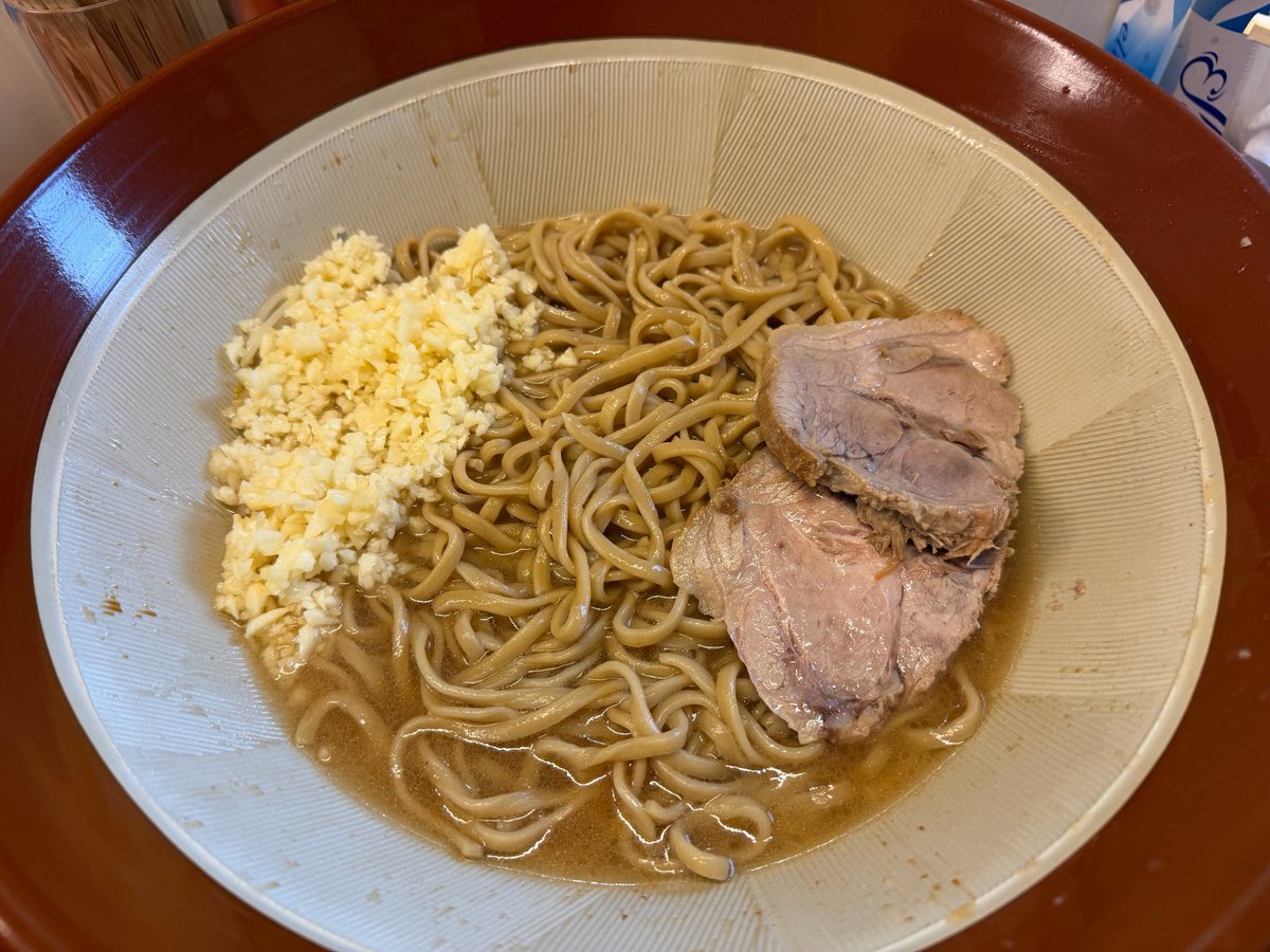 kojikingBAKA's tweet photo. 二郎系ラーメンの店で大ラーメン麺マシ×3をヤサイアブラヌキで頼んだらすり鉢で出てきやがった
何食ってんだこれ https://t.co/29Ha7fcNCK