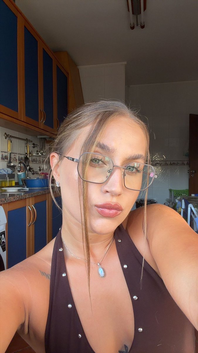 itscatarinarm_'s tweet photo. Do I look good with glasses? https://t.co/Sp8NZ7BwUK