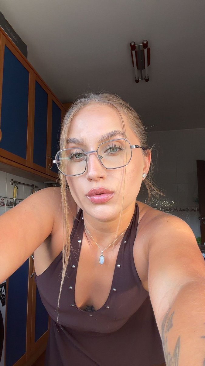 itscatarinarm_'s tweet photo. Do I look good with glasses? https://t.co/Sp8NZ7BwUK