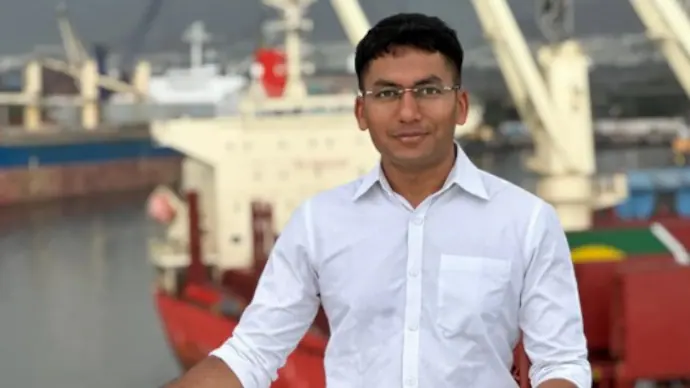 IndiaToday's tweet photo. 𝐓𝐫𝐚𝐢𝐧𝐞𝐞 𝐈𝐏𝐒 𝐨𝐟𝐟𝐢𝐜𝐞𝐫 𝐮𝐧𝐝𝐞𝐫 𝐬𝐜𝐚𝐧𝐧𝐞𝐫 𝐨𝐯𝐞𝐫 𝐑𝐬 𝟏 𝐜𝐫𝐨𝐫𝐞 𝐛𝐫𝐢𝐛𝐞 𝐢𝐧 𝐜𝐲𝐛𝐞𝐫 𝐟𝐫𝐚𝐮𝐝 𝐜𝐚𝐬𝐞

Read more: https://t.co/TTl13bshhZ | @sanjoomewati  

#TraineeIPS #CyberFraudCase https://t.co/BIYRGnThfg