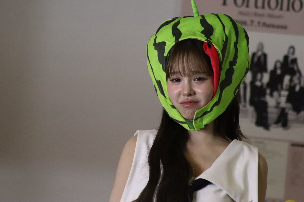 niziu_kou's tweet photo. スイカ🍉被った
マコちゃんがかわいすぎた笑笑

#NiziU #NiziU_Portfolio #マコ #MAKO https://t.co/49KA7bFJRy