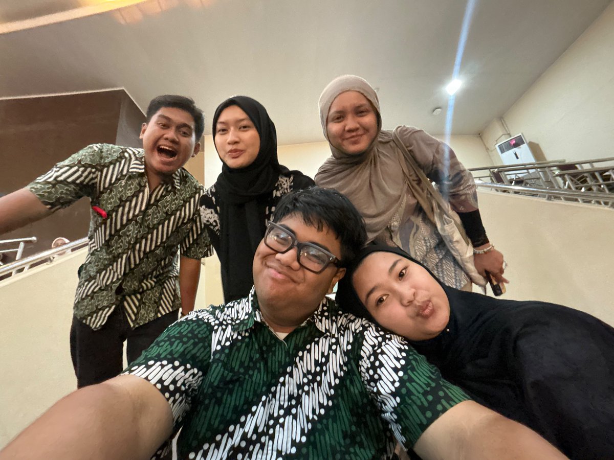 thesukamakann's tweet photo. nayot sibuk https://t.co/CVBWSsCNiE