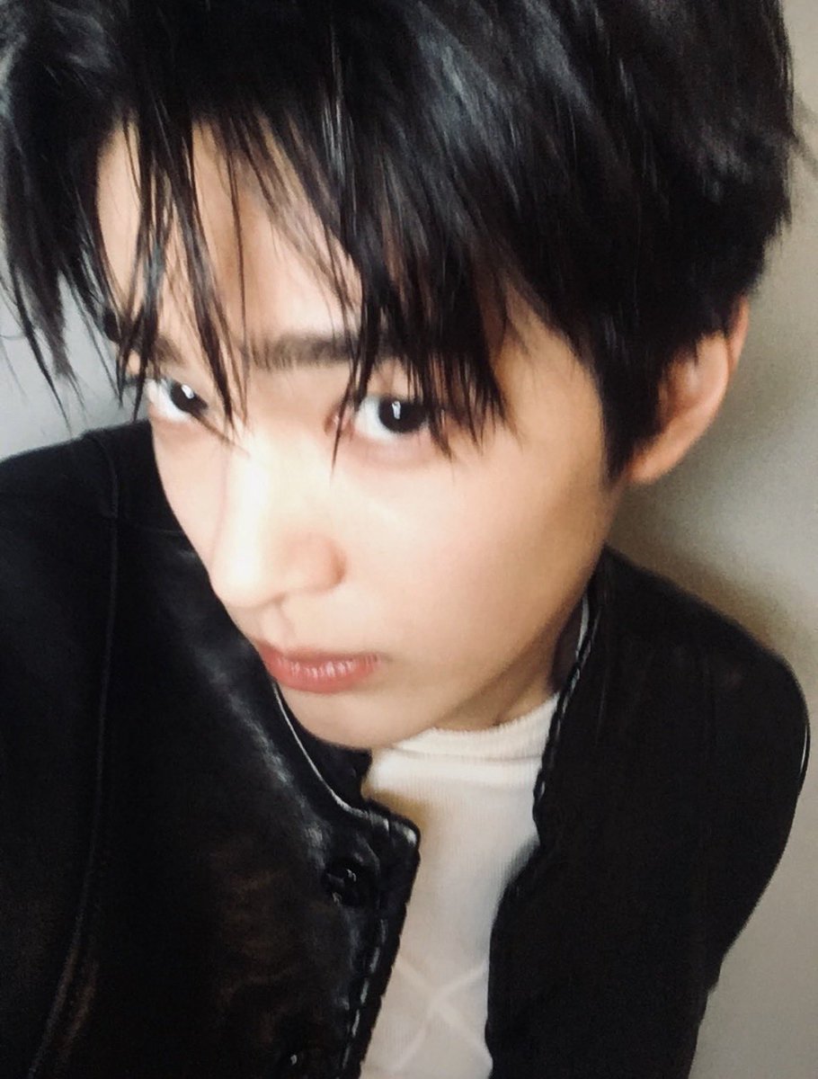 lowao_'s tweet photo. 셀카 찍는 과정부터 결과까지 다 좋음... 이미 잘생긴 애가 셀카까지 잘 찍는 건 반칙이지 ㅜ https://t.co/LoeERdjVQ7