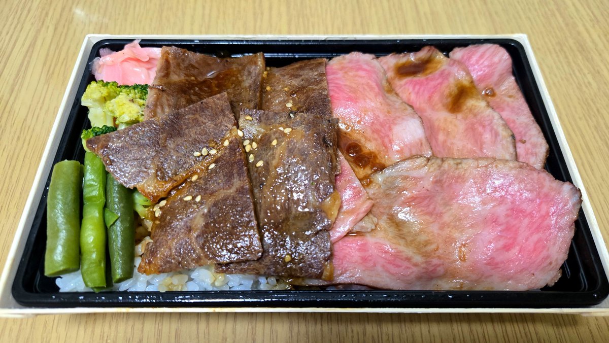 hatta_nsc49's tweet photo. M-1 1回戦落ちたけど親に買ってもらった豪華弁当を食べるぜ〜 https://t.co/fLrc1Ixbjc