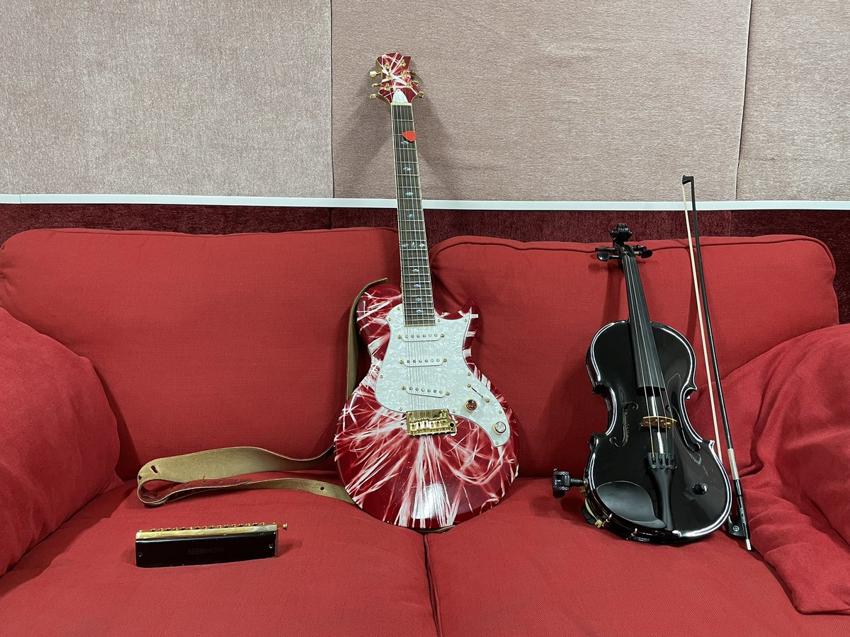 atushi696969's tweet photo. 弦風で入ったスタジオに、なんかすんごいソファーが置いてたんで、楽器を並べて写真撮ってみました( ´ ▽ ` )ﾉ
にしてもこのソファーなにに使うんや…！ https://t.co/FHRylVb6jj