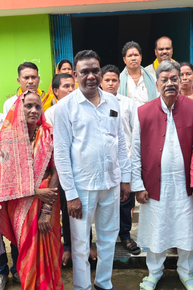 DrCharandas's tweet photo. 📍ग्राम केरवा द्वारी (जिला कोरबा) छत्तीसगढ़ 11/08/2026

आज रामपुर के जनप्रिय, सरल और सहज व्यक्तित्व के धनी विधायक श्री फूलसिंह राठिया जी के ग्राम केरवा द्वारी (जिला कोरबा) स्थित निज निवास पर उनसे आत्मीय भेंट-मुलाकात की।

​इस अवसर पर उपस्थित सम्मानित कांग्रेस कार्यकर्ताओं से भी आत्मीय संवाद किया और संगठन की मजबूती पर चर्चा की।

सरलता और जनसेवा की प्रतिमूर्ति विधायक जी के साथ क्षेत्र के विकास कार्यों एवं विभिन्न जनहितैषी विषयों पर सार्थक विचार-विमर्श हुआ।

@Phoolsingh89829