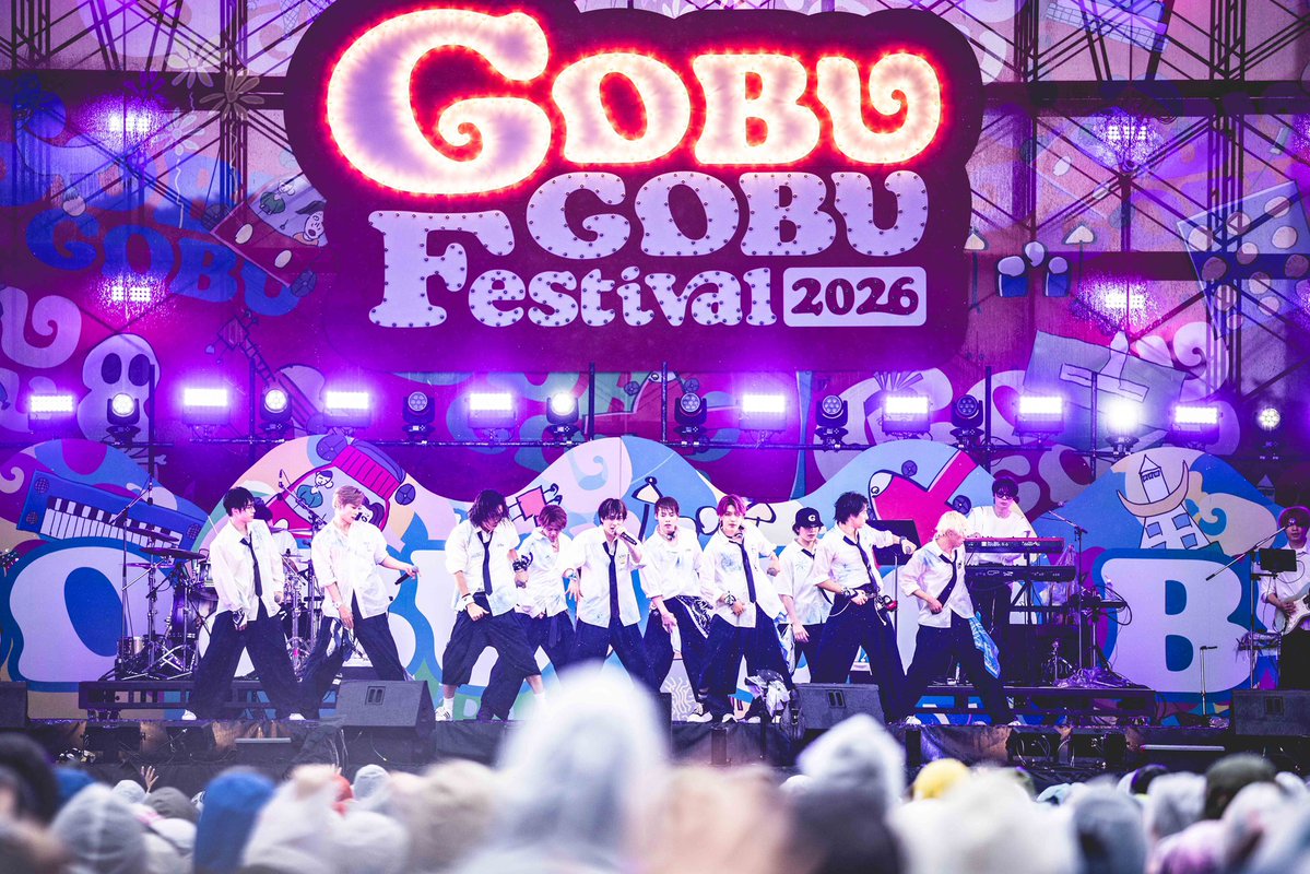 gobugobuRADIO's tweet photo. ／
 #ごぶごぶフェス 2026
 たっぷり聞かせますラジオ
＼

浜田CEOが特攻に撃たれかけてスタートした
DAY❷

トップバッターは #INI✨

🎤OA曲
♪HERO
♪OURS
トークBGM：♪True Love

イケメンは雨に濡れてもカッコイイ！
雨を吹き飛ばすほどのステージパフォーマンス💫

#ごぶごぶラジオ
#MBSラジオ https://t.co/JLbRvYfLHV