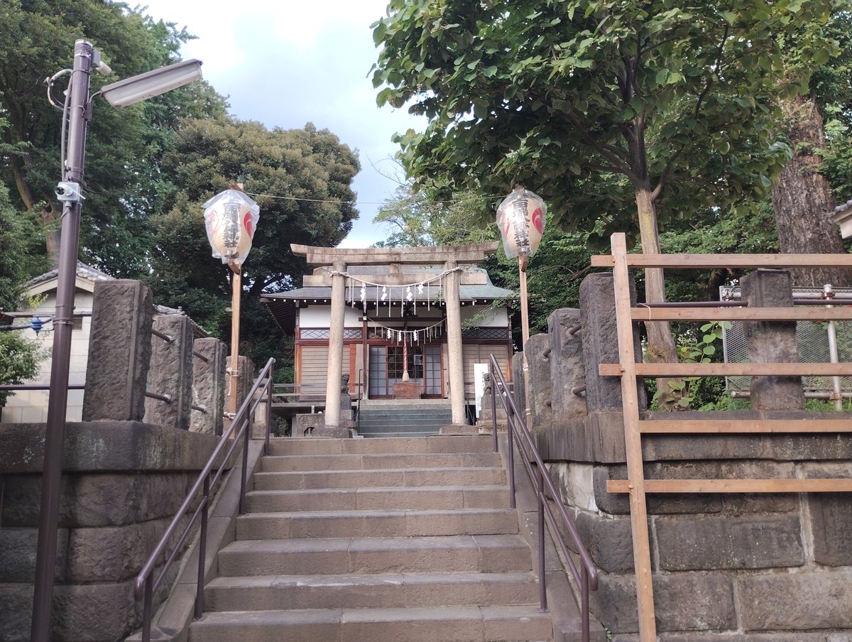 fw5429's tweet photo. 上田端八幡神社　田端八幡神社
全生庵の幽霊画展を鑑賞後、田端方面へ。上田端八幡神社と田端八幡神社を参拝。田端周辺をこんなに歩いたのは初めてかもしれません。八幡神社の碑に１羽だけ鳩が。何か縁起が良さそうな気がします。社務所がしまっていましたので、御朱印はいただいておりません。
＃田端 https://t.co/aykqhlDXfz