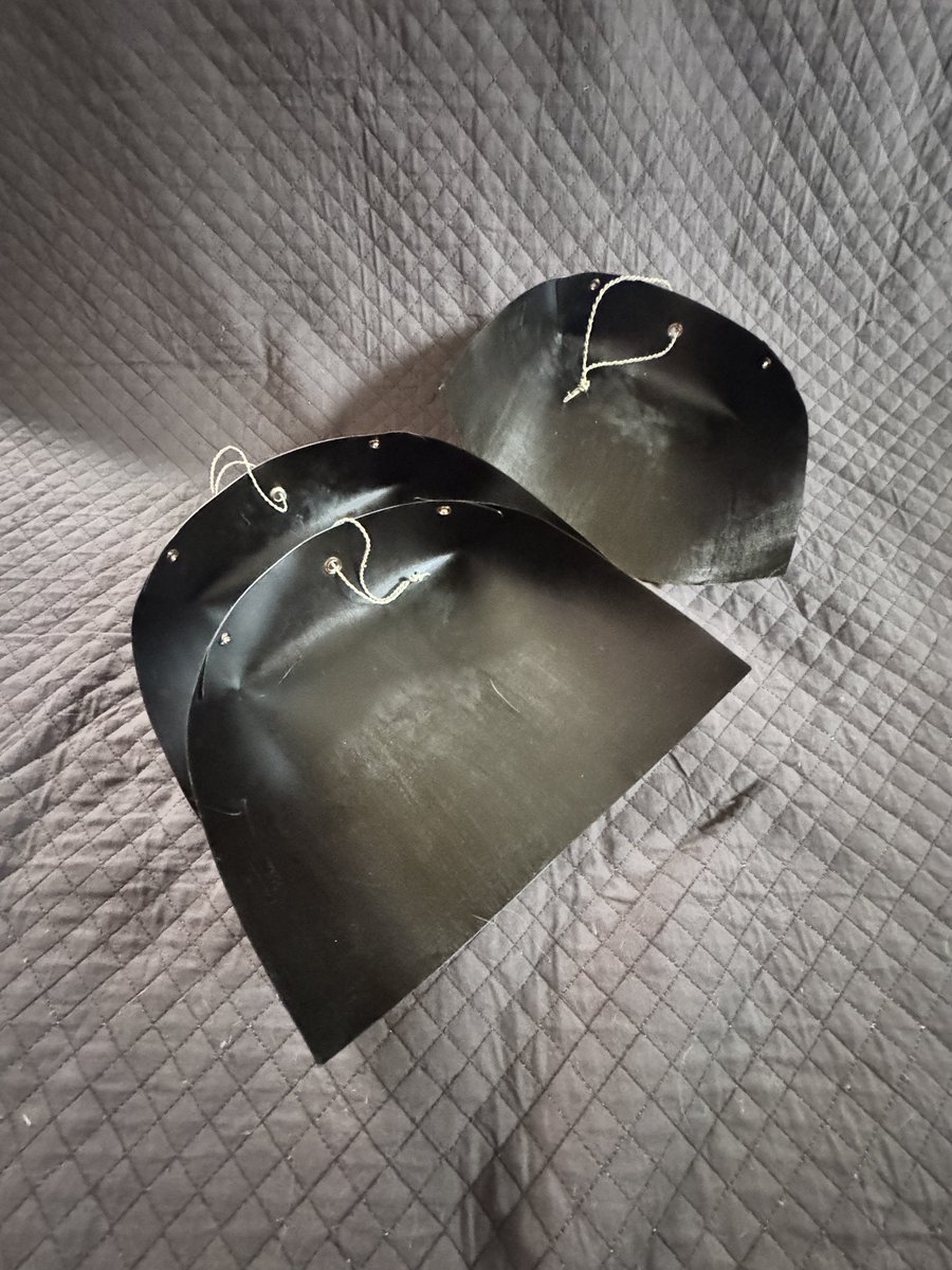 zasso_labo's tweet photo. ホウキを作っているのにチリトリがなくて、はりみモドキのチリトリ作成。柿渋塗りました！
⁡
 #雑草研究所 https://t.co/FhbJdrlzqs