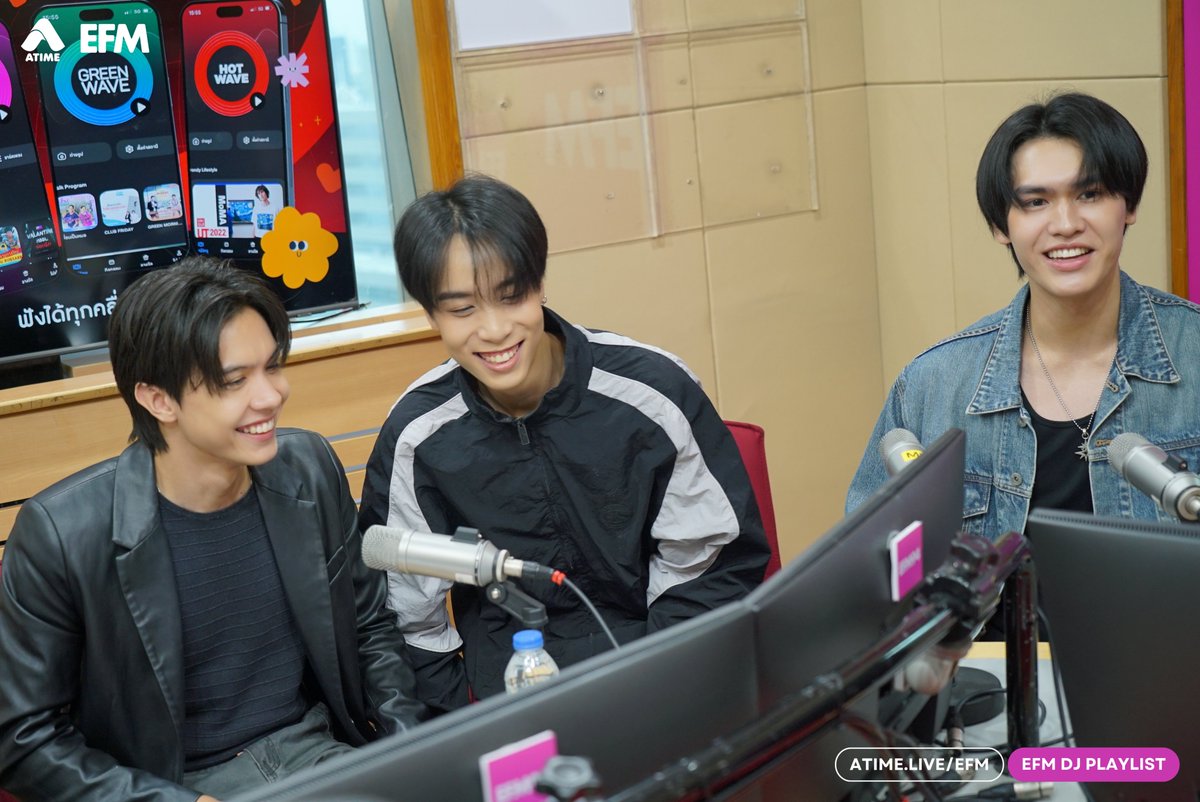 EFM_STATION's tweet photo. DICEBLUE ยูนิตพิเศษจาก DICE เปิดตัวซิงเกิลแรก ‘ลองกอด (smoke)’ เพลง R&B Trap ที่พาเข้าสู่บรรยากาศของค่ำคืน กับเรื่องราวความสัมพันธ์ที่เริ่มต้นจากช่วงเวลาชั่วคราว แต่เมื่อความรู้สึกค่อย ๆ เปลี่ยนไป กลับกลายเป็นความผูกพันที่ยากจะปล่อยมือ
.
เพลงนี้ได้ ต้นหน ตันติเวชกุล รับหน้าที่ Producer และ ตูน Three Man Down ร่วมเขียนเนื้อร้องและทำนอง พร้อมด้วย เจย์ และ ชีส ที่มีส่วนร่วมเขียนท่อนแรป เติมมิติให้เพลงสะท้อนตัวตนของ DICEBLUE ได้ชัดเจนยิ่งขึ้น
.
‘ลองกอด (smoke)’ จึงเป็นอีกด้านของ DICEBLUE ที่ถ่ายทอดทั้งเสียงเพลง ภาพลักษณ์ และ Performance ผ่านเรื่องราวของความเหงา ความหลงใหล และความสัมพันธ์ที่แม้รู้ว่าไปต่อไม่ได้ แต่หัวใจก็ยังยากจะปล่อยวาง ฟังเพลงและชมมิวสิกวิดีโอได้แล้ววันนี้ทาง YouTube: TADA LABELS และทุก Streaming Platforms
 
#EFM94 #EFMDJPLAYLIST #DICEBLUE_ลองกอด #DICEBLUE_ลองกอด_PRESSTOUR #DICEBLUE #DICE_SONRAY #SONRAYMUSIC