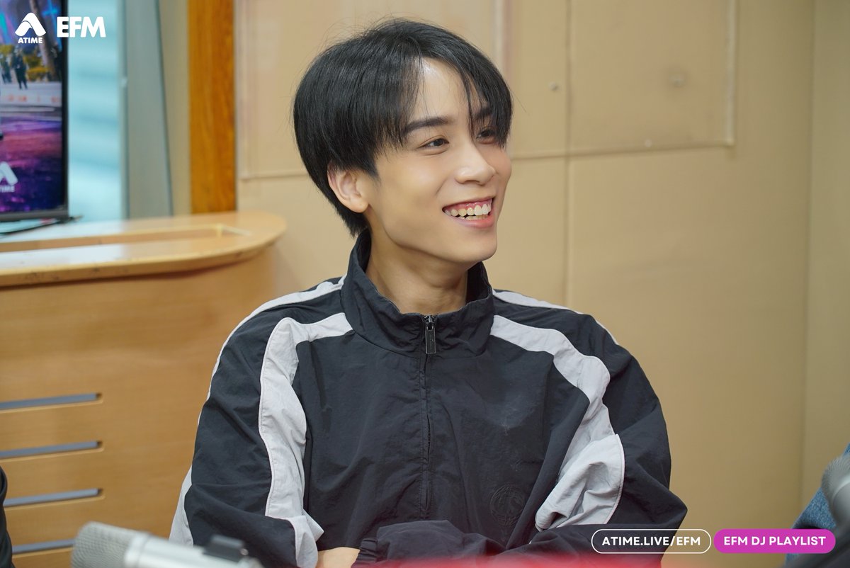 EFM_STATION's tweet photo. DICEBLUE ยูนิตพิเศษจาก DICE เปิดตัวซิงเกิลแรก ‘ลองกอด (smoke)’ เพลง R&B Trap ที่พาเข้าสู่บรรยากาศของค่ำคืน กับเรื่องราวความสัมพันธ์ที่เริ่มต้นจากช่วงเวลาชั่วคราว แต่เมื่อความรู้สึกค่อย ๆ เปลี่ยนไป กลับกลายเป็นความผูกพันที่ยากจะปล่อยมือ
.
เพลงนี้ได้ ต้นหน ตันติเวชกุล รับหน้าที่ Producer และ ตูน Three Man Down ร่วมเขียนเนื้อร้องและทำนอง พร้อมด้วย เจย์ และ ชีส ที่มีส่วนร่วมเขียนท่อนแรป เติมมิติให้เพลงสะท้อนตัวตนของ DICEBLUE ได้ชัดเจนยิ่งขึ้น
.
‘ลองกอด (smoke)’ จึงเป็นอีกด้านของ DICEBLUE ที่ถ่ายทอดทั้งเสียงเพลง ภาพลักษณ์ และ Performance ผ่านเรื่องราวของความเหงา ความหลงใหล และความสัมพันธ์ที่แม้รู้ว่าไปต่อไม่ได้ แต่หัวใจก็ยังยากจะปล่อยวาง ฟังเพลงและชมมิวสิกวิดีโอได้แล้ววันนี้ทาง YouTube: TADA LABELS และทุก Streaming Platforms
 
#EFM94 #EFMDJPLAYLIST #DICEBLUE_ลองกอด #DICEBLUE_ลองกอด_PRESSTOUR #DICEBLUE #DICE_SONRAY #SONRAYMUSIC