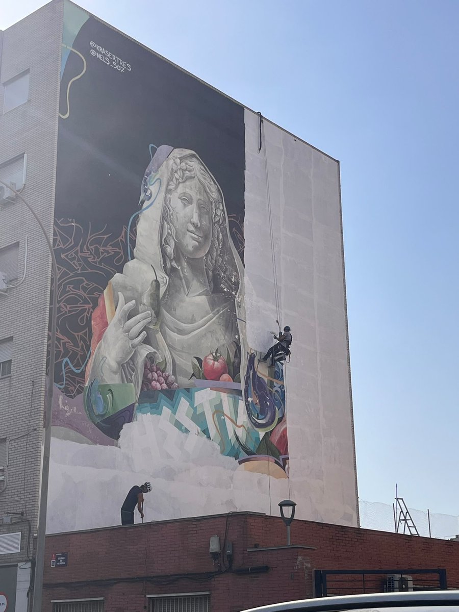 AAVVBarriomar's tweet photo. ¿¿¿Se puede saber por qué el @AytoMurcia está tapando el mural de la diosa Hestia en la entrada al barrio del Carmen??? https://t.co/48dmbON3IP