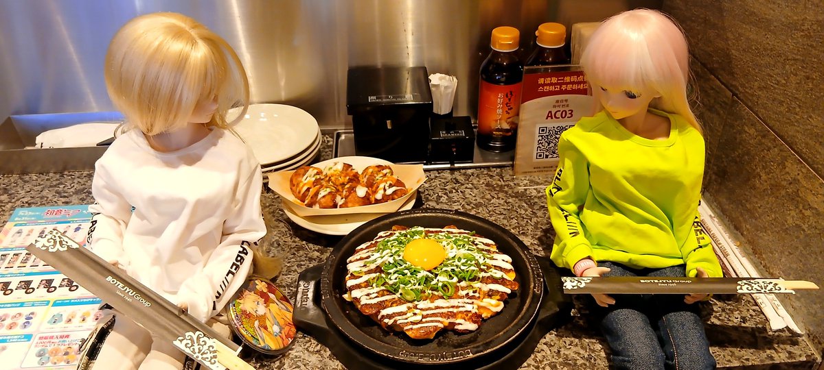 Strayca51535884's tweet photo. 大阪、難波
#ぼてぢゅう本店 道頓堀店
食事もユカ・レンの相方メニュー

初音ミクのねぎ焼
と
鏡音リンのたこ焼き
をオーダー https://t.co/QqUz7GcrjH