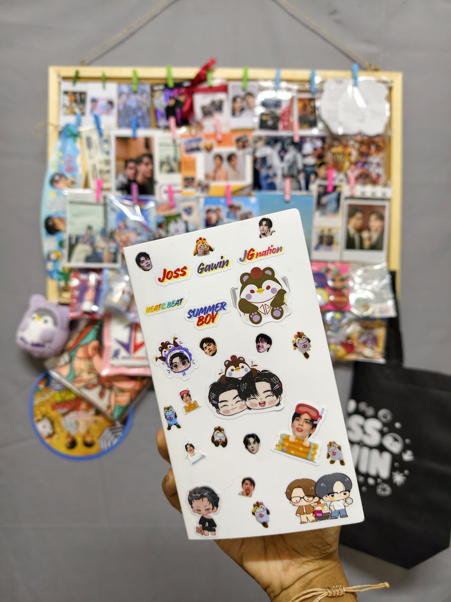 Bear_JG883's tweet photo. Give away #jossgawinconcert  #Jossgawin ที่ได้มาจากทุกคน ผมจัดการติดบอร์ดเรียบร้อย 
ยังมีบางส่วนยังไม่ได้ติดอยู่กันแบบแออัดไปก่อนนะ กำลังสั่งบอร์ดมาเพิ่มเดี๋ยวผ้มจะจัดใหม่ 
มีบางส่วนที่ผ้มเอาไปใช้แล้ว อย่างเช่นสติ๊กเกอร์ผ้มเอาไปติดสมุดเก็บการ์ด 
แล้วก็มีน้ำหอมคุณแบม อันนี้ผมน่าจะใช้ 
จากแฟนคอนที่ไม่รู้จักใครเลยเหงามากอยู่  aloneเลย 
LOLก็ยังไปคนเดียวยังไม่ค่อยรู้จักคนในด้อม 
จนมาคอนเสิร์ตในที่สุดผมก็ไม่ไปคอนแบบเหงาแล้วนะ ขอบคุณ JGN ที่รับผมไปเลี้ยงแล้วก็หลายๆคนที่มาทำความรู้จักมาเจอกัน 
ผ้มรักด้อมนี้มาก ❤