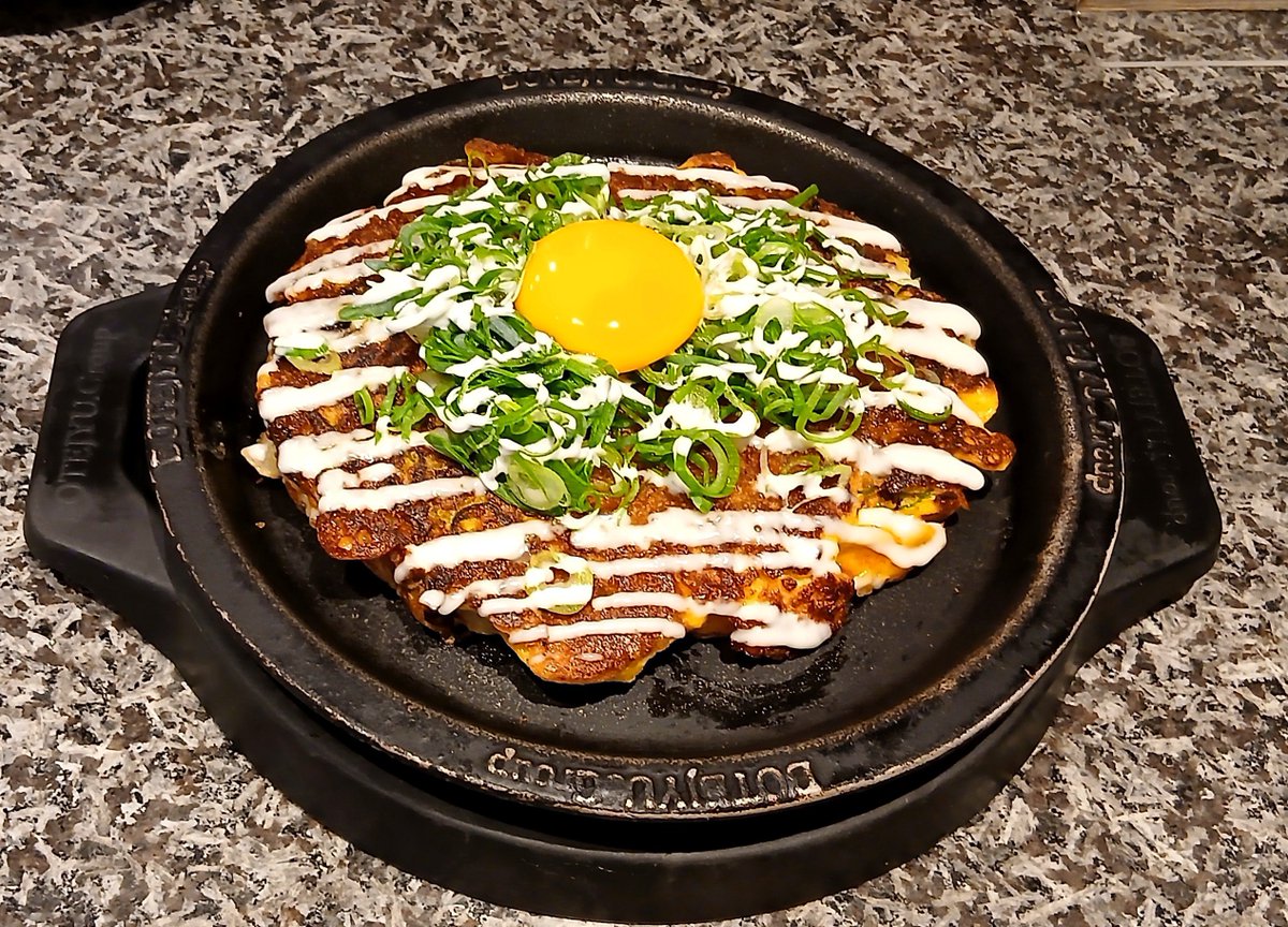 Strayca51535884's tweet photo. 大阪、難波
#ぼてぢゅう本店 道頓堀店
食事もユカ・レンの相方メニュー

初音ミクのねぎ焼
と
鏡音リンのたこ焼き
をオーダー https://t.co/QqUz7GcrjH