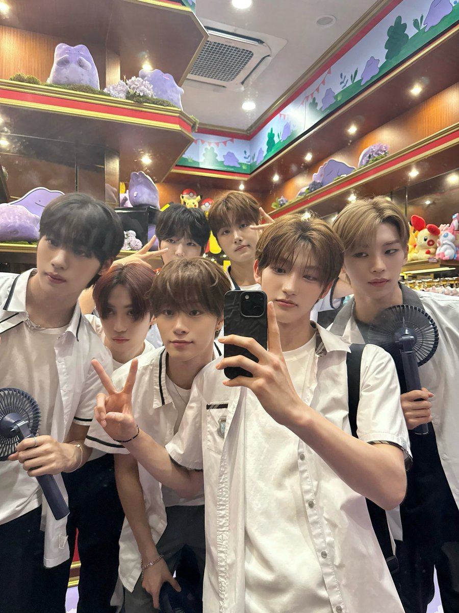 id2gajoa's tweet photo. 데뷔 1주년 축하해🧡✨✨ https://t.co/V2HBqcXVak