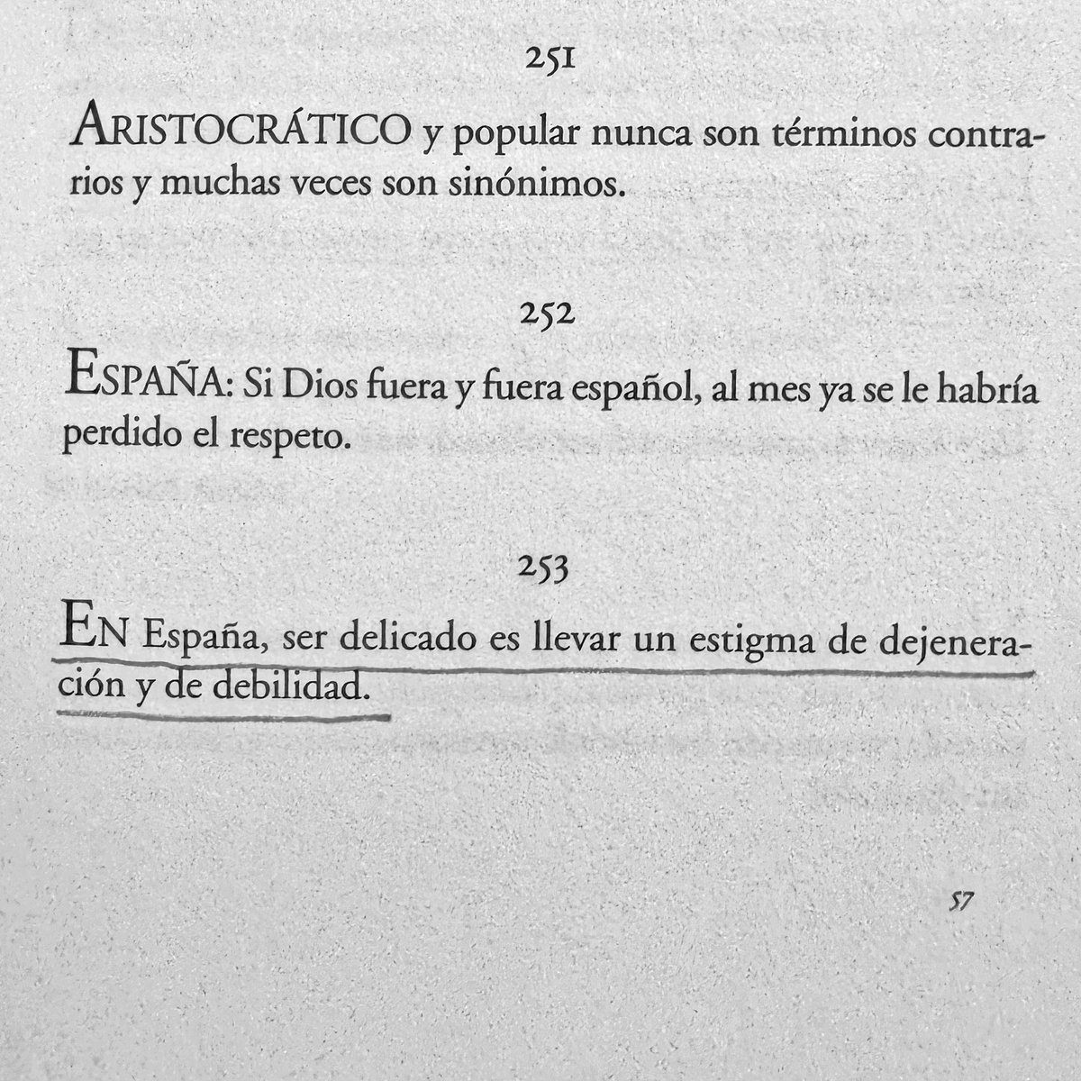 HectorAcebo's tweet photo. ☀️📚 Hoy, en @elprogreso_Lugo, recomiendo libros de #aforismos para el verano (https://t.co/IDDh3DXhcj). No podía faltar la deliciosa antología de #JuanRamónJiménez que preparó #AndrésTrapiello para @comareseditor. Lleva por título ‘Aforismos’. Dejo aquí una muestra. https://t.co/dMRpjT6B0G