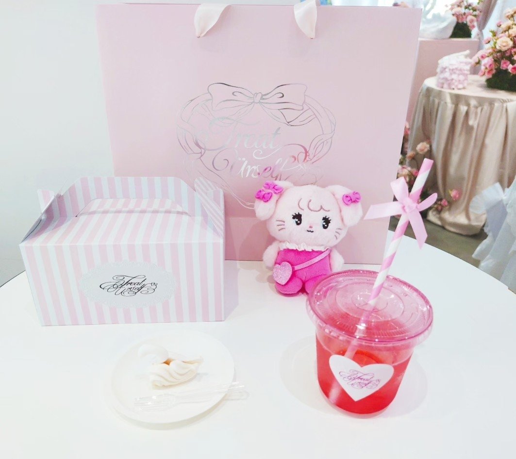Maryvanne128's tweet photo. 遅くなったけど、８日にTreat Ürselfのカフェコンセプトpop up storeに行ってきました☕️💓
どこもかしこもピンクで凄く可愛かったので夏のキャミーちゃんと一緒に🦢🎀🩷 https://t.co/Y2887fWmoq