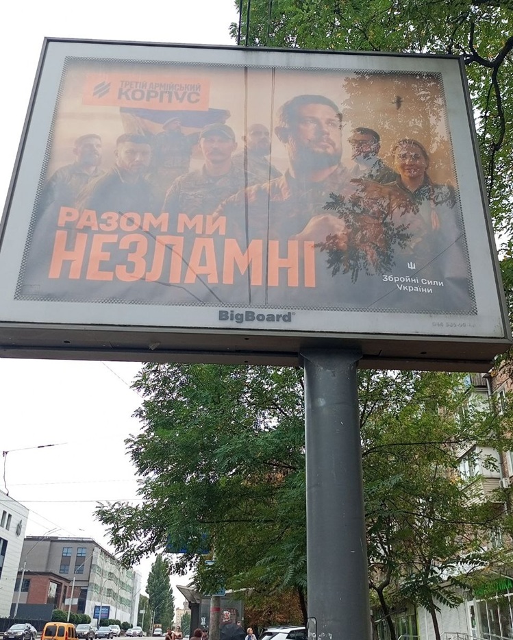 leusenko1's tweet photo. Українці досі не знають прізвищ т. зв. "військових командирів", які нібито написали заяви, щоб ВАКС послабив Єрмаку запобіжний захід, дозволивши об'їжджати лінію фронту.
Не здивує, якщо секретні дані ворог тепер отримуватиме раніше за Генштаб.
Припускаю, серед підписантів - штабний пул Єрмака, із весільних, барбершопних командирів рожевих свинок, федерастів.
Треба ж відпрацьовувати піар на марафоні і бігборди по всій країні.