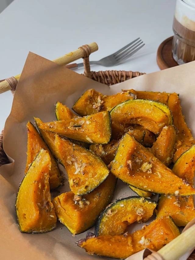 Duda13_08's tweet photo. Spooky season’s best feast is here! Our Halloween special platter has loaded pumpkin fries, ghost-shaped sliders u0026 candy corn cheesecake—limited this week only! https://t.co/5e4c1xVg4P