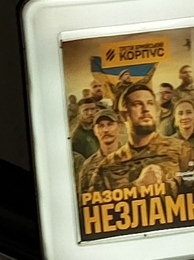 leusenko1's tweet photo. Українці досі не знають прізвищ т. зв. "військових командирів", які нібито написали заяви, щоб ВАКС послабив Єрмаку запобіжний захід, дозволивши об'їжджати лінію фронту.
Не здивує, якщо секретні дані ворог тепер отримуватиме раніше за Генштаб.
Припускаю, серед підписантів - штабний пул Єрмака, із весільних, барбершопних командирів рожевих свинок, федерастів.
Треба ж відпрацьовувати піар на марафоні і бігборди по всій країні.
