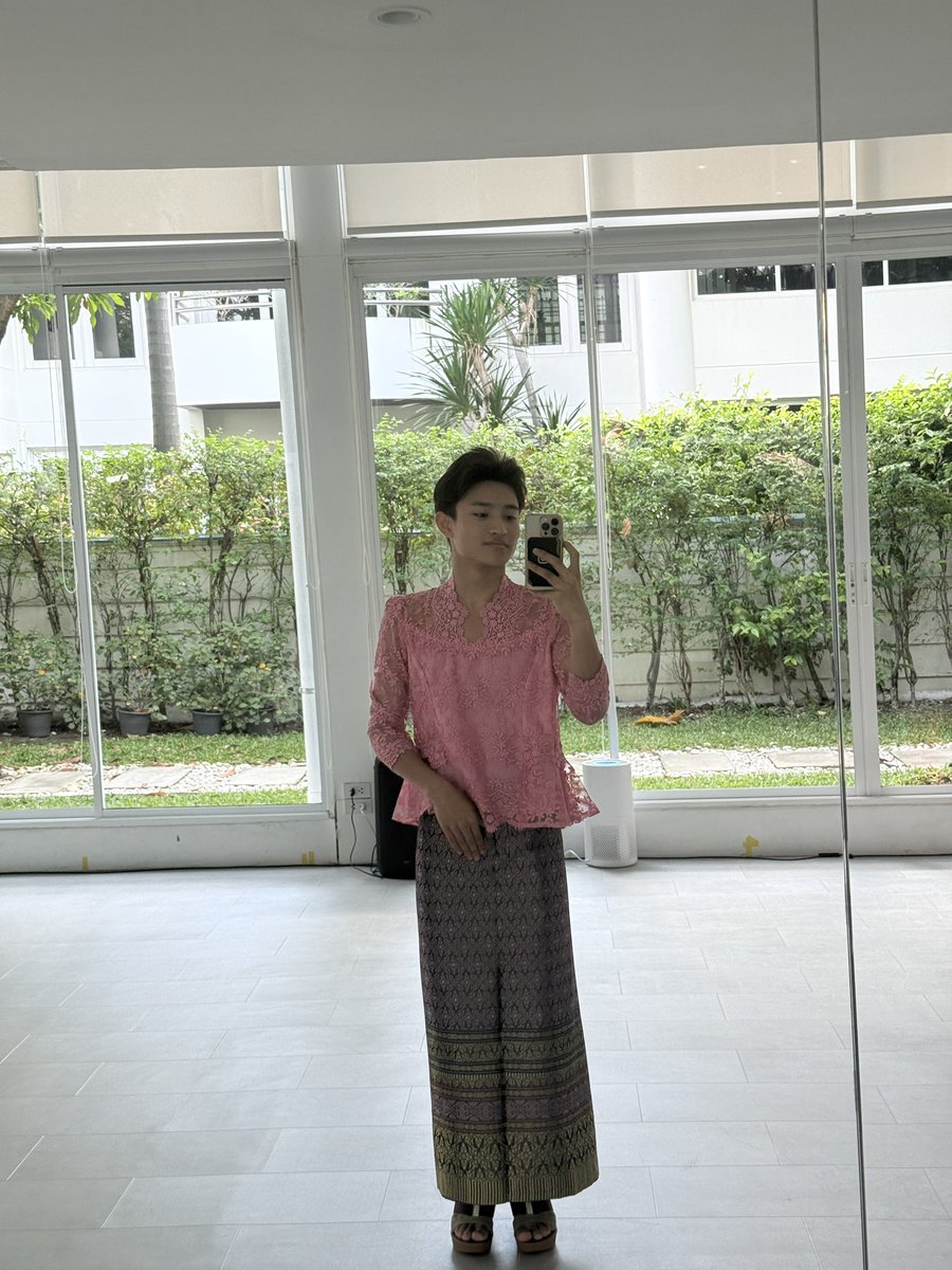 tanannat_tt's tweet photo. อย่าปล่อยให้คุณหญิงย่า เหงา แกอยากมีเพื่อนใส่ชุดสวยๆไปงานบ้าง https://t.co/WxWo4ntbYa