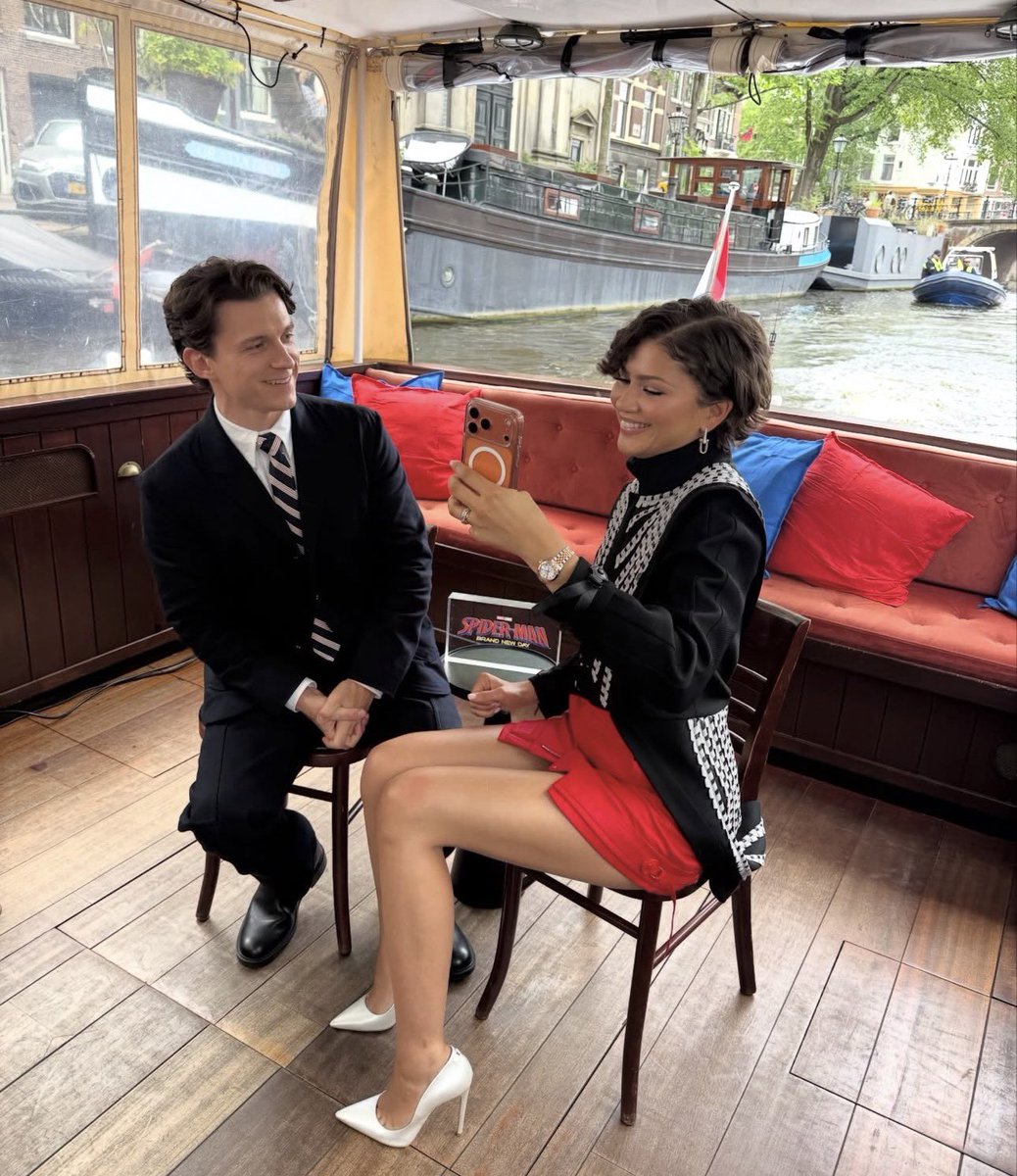 dayashlland's tweet photo. it’s the way he keeps looking at her 🥺 https://t.co/86GkYhc5Xn