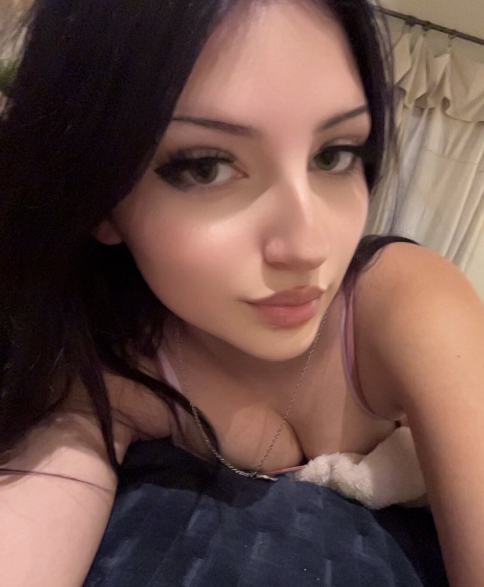 siennavety's tweet photo. my head hurts i need a forehead kiss https://t.co/UExL1Br6jv