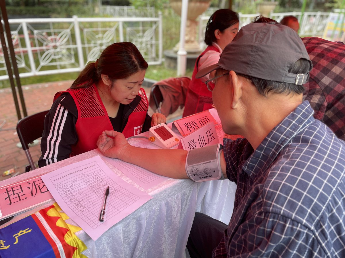 temira_'s tweet photo. Spent the morning guiding elderly neighbors at the community health fair, sharing simple health tips and helping them sign up for free checkups. Small acts make big warmth! #VolunteerLife #CommunityCare， https://t.co/eduyWUhNdd