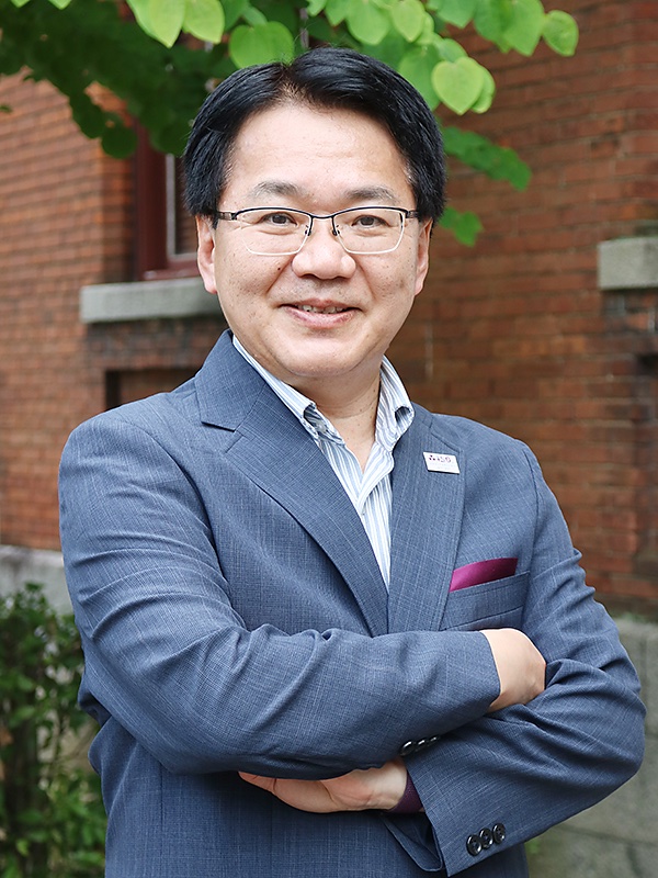 hirose_kiKO's tweet photo. 同志社学長の小原克博氏が、抗議船『不屈』に自らのゼミ生を乗船させていたことが判明。

(先日の校友会での講話が歯切れ悪く感じたため調べさせていただきました)

そりゃ同国含めそれが間違いと思わない教員が出るよね？
牧師でもあり神学部教授のあなた自ら、6年前、辺野古でやっていたのだから。 https://t.co/du0cJtrwgZ