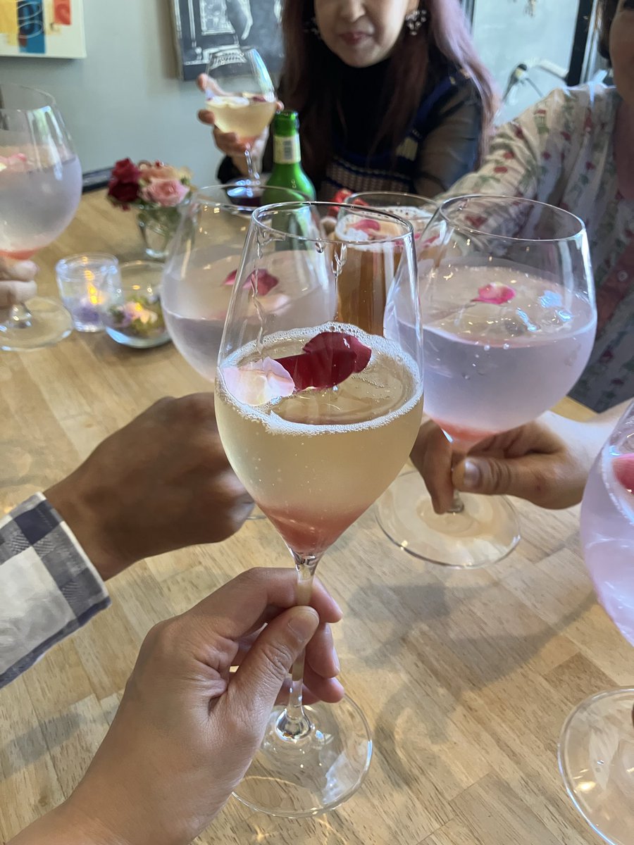 nijinogohan's tweet photo. 🌹おくだばらえん🌹
食べれる薔薇を栽培されている
奥田先生　主催の飲み会🥂

美味しいお料理と薔薇に癒されました🥰
https://t.co/Lt1duSBggI https://t.co/QSI0dKT91X