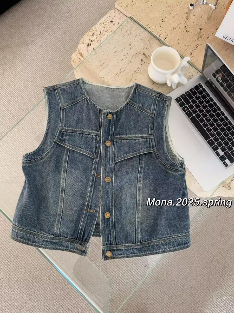 Jard683040's tweet photo. Got an old denim jacket  Trim the sleeves, patch with thrifted fabric, and you’ve got a trendy cropped vest ready for weekend outings! Thrift flip done in 10 mins https://t.co/s2dW8sfGG1