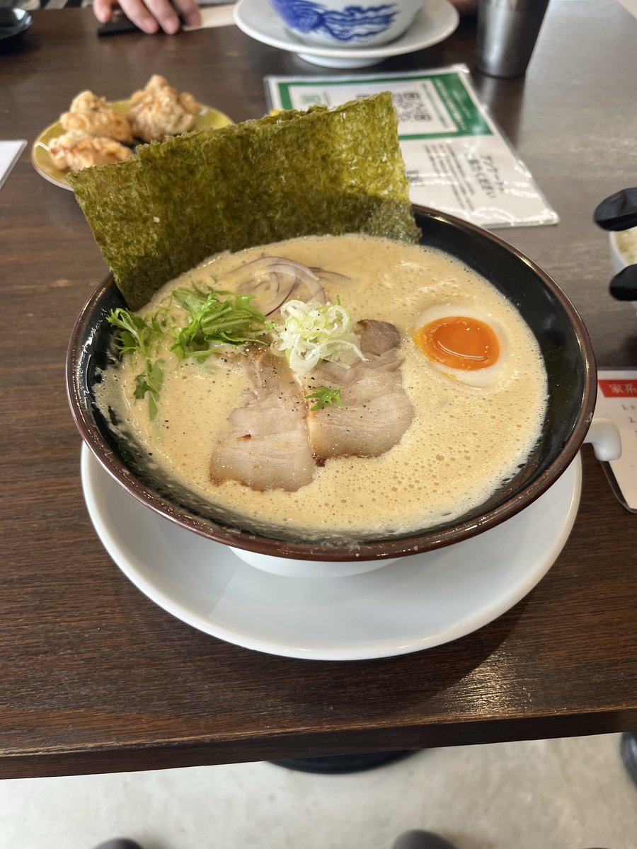 monhan3rd661's tweet photo. #黄金製麺食堂
 泡家系鶏白湯

帰省したので甥っ子と母親とお昼食べに

鶏白湯ラーメンは食べた事はあるので違うのをチャレンジ

家系と言われるとうーん🧐

ラーメン自体は美味しいけど家系では無いなこれ https://t.co/OVhurJK9Nm