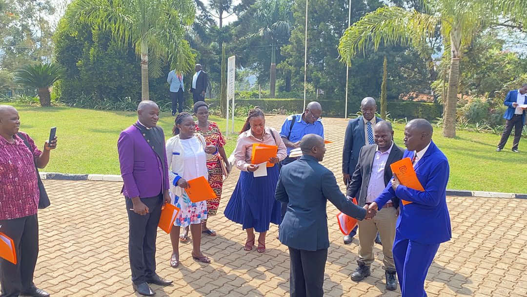 BugandaKingdom_'s tweet photo. Olukiiko olwekenneenya enkola y’emirimu mu Masaza okuva mu bwakabaka Bwa Buganda, lutandise okulambula amasaza ga Buganda okulaba bwe batambuza emirimo. 

Olukiiko luno enteekateeka eno bagitandikidde Kyaggwe era bawayizaamu ne Ssekiboobo n'ababuulira engeri bwe batambuza emirimo gy'e Ssaza lino ne polojekiti z'enkulaakulana zebataddewo. 

Olukiiko lwekenneenya ensonga eziwerako okuli; entambuza y'obukulembeze, polojekiti ezitandikiddwawo, alipoota, enkolagana n'abalala, n'obumu.