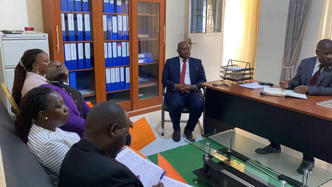 BugandaKingdom_'s tweet photo. Olukiiko olwekenneenya enkola y’emirimu mu Masaza okuva mu bwakabaka Bwa Buganda, lutandise okulambula amasaza ga Buganda okulaba bwe batambuza emirimo. 

Olukiiko luno enteekateeka eno bagitandikidde Kyaggwe era bawayizaamu ne Ssekiboobo n'ababuulira engeri bwe batambuza emirimo gy'e Ssaza lino ne polojekiti z'enkulaakulana zebataddewo. 

Olukiiko lwekenneenya ensonga eziwerako okuli; entambuza y'obukulembeze, polojekiti ezitandikiddwawo, alipoota, enkolagana n'abalala, n'obumu.